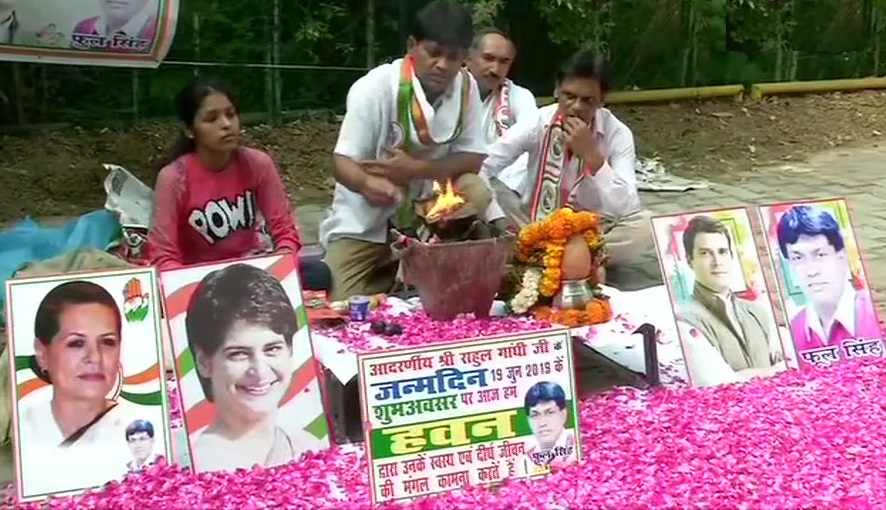 कांग्रेस अध्यक्ष राहुल गांधी के जन्मदिन के मौके पर दिल्ली में उनके आवास के बाहर 'हवन' करते कार्यकर्ता