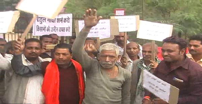 अमेठी में किसानों ने राहुल गांधी के विरोध में लगाए नारे