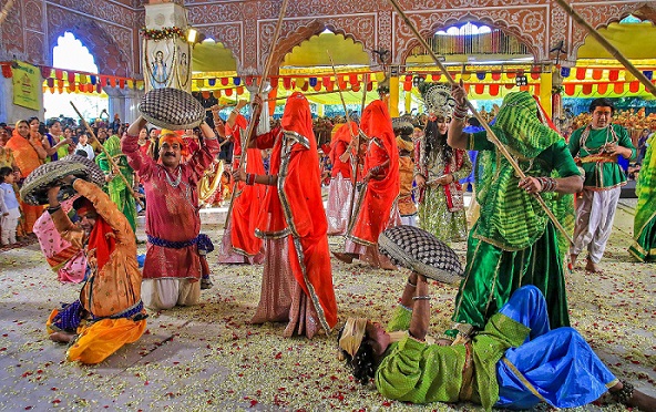 जयपुर में होली से पहले फाग महोत्सव समारोह के दौरान लठमार होली का नजारा