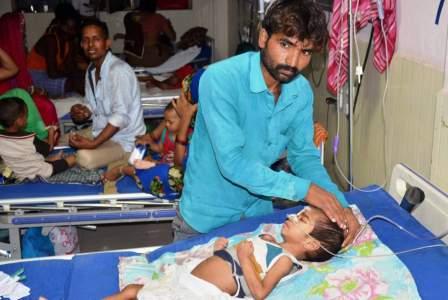 गोरखपुर के अस्पताल में 63 बच्चों की मौत, लेकिन कोई जिम्मेदारी लेने को तैयार नहीं