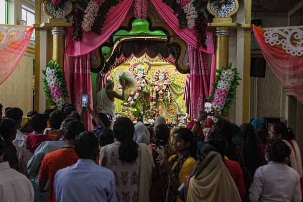 प्रयागराज के इस्कॉन मंदिर में  'जन्माष्टमी' उत्सव पर भगवान कृष्ण और राधा की पूजा करते भक्त