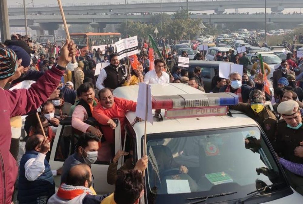 दिल्ली : केजरीवाल की नई आबकारी नीति के खिलाफ बीजेपी का चक्का जाम, मनीष सिसोदिया ने भी भाजपा पर किया हमला