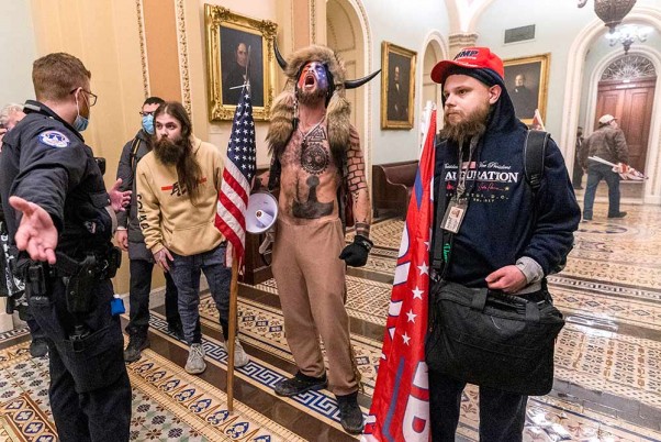 वाशिंगटन में कैपिटल के अंदर सीनेट चैंबर के बाहर अमेरिकी राष्ट्रपति डोनाल्ड ट्रम्प के समर्थकों और पुलिस अधिकारियों में होती बहस