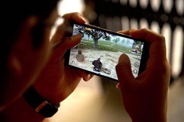 चीन: अब बच्चे हफ्ते में केवल 3 घंटे ही खेल सकेंगे ऑनलाइन गेम, जानिए क्या है वजह
