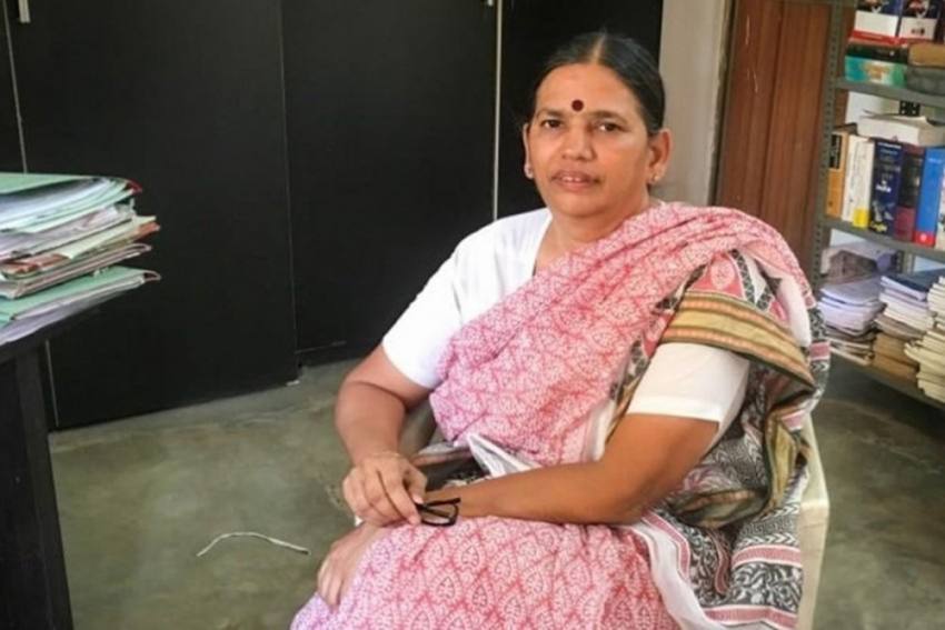 एक्टिविस्ट सुधा भारद्वाज की बेटी बोलीं- 'राज्य ने मेरी मां को मरने के लिए छोड़ दिया है'