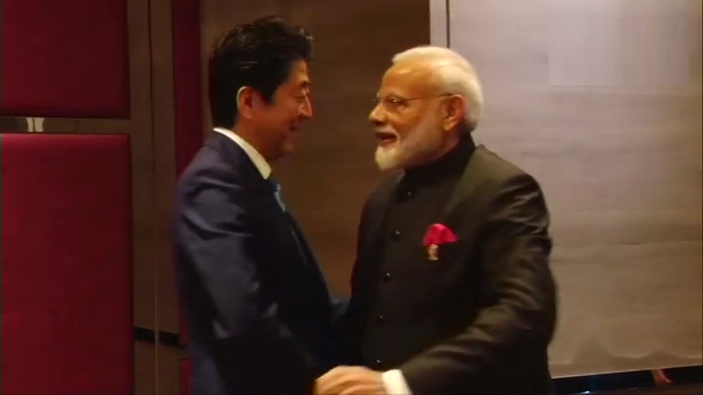 आसियान 2019: बैंकॉक में जापान के प्रधानमंत्री शिंजो आबे से मुलाकात के दौरान प्रधानमंत्री नरेंद्र मोदी