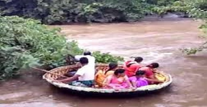 तमिलनाडु में बाढ़ भी नहीं रोक सकी दुल्हन को, उफनती नदी पार कर पहुंची विवाह स्थल