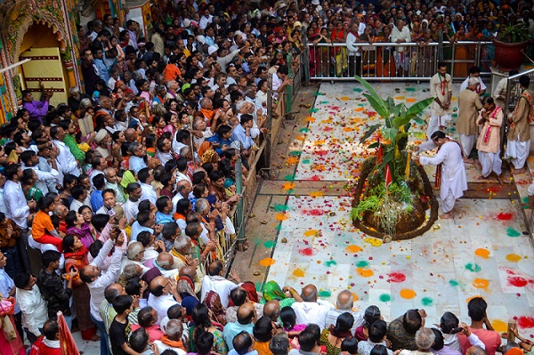 मथुरा के द्वारकाधीश मंदिर में गोवर्धन पूजा के अवसर पर पूजा-अर्चना करते लोग