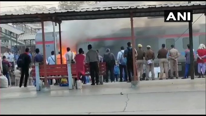 कल ही रेल मंत्री ने दी थी रेलवे के आला अधिकारियों को नसीहत, आज लखनऊ शताब्दी ट्रेन में लग गई आग