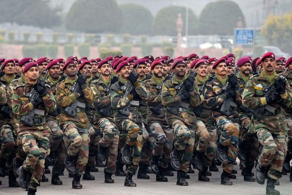 नई दिल्ली में राजपथ पर आगामी गणतंत्र दिवस परेड के लिए रिहर्सल के दौरान विशेष बल के सैनिक