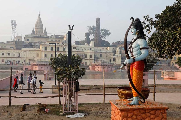अयोध्या में सरयू नदी के किनारे भगवान राम की एक मूर्ति