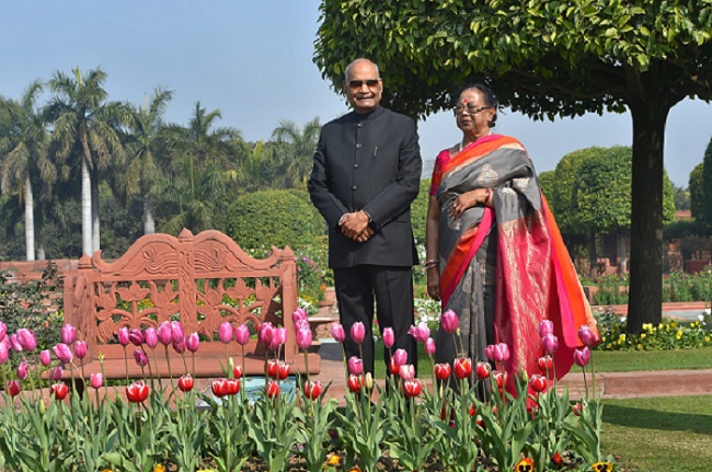 राष्ट्रपति राम नाथ कोविंद और प्रथम महिला सविता कोविंद राष्ट्रपति भवन में स्थित मुगल गार्डन की सैर करते हुए