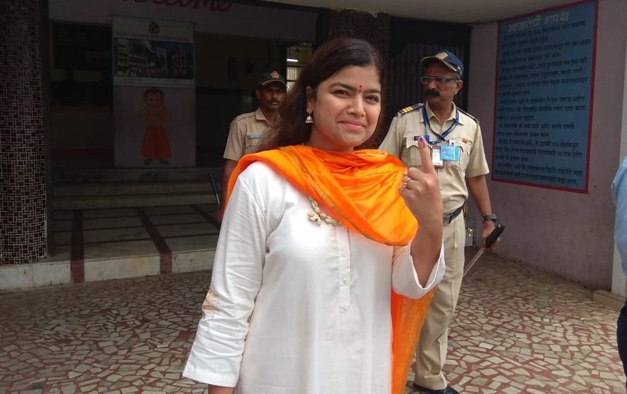 मुंबई नॉर्थ सेंट्रल से बीजेपी सांसद कैंडिडेट पूनम महाजन ने वर्ली के बूथ नंबर 48 पर अपना वोट डाला