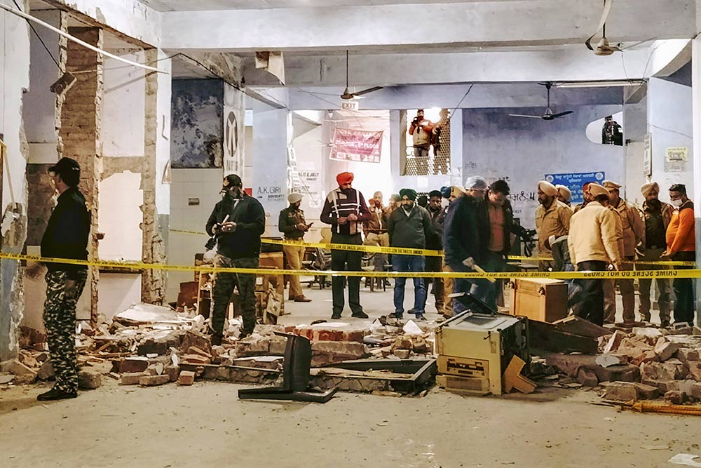 लुधियाना डिस्ट्रिक्ट कोर्ट परिसर में विस्फोट के बाद घटनास्थल पर मौजूद सुरक्षाकर्मी