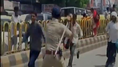 WATCH: यूपी में शिक्षक दिवस के मौके पर पुलिस ने शिक्षकों पर किया लाठीचार्ज
