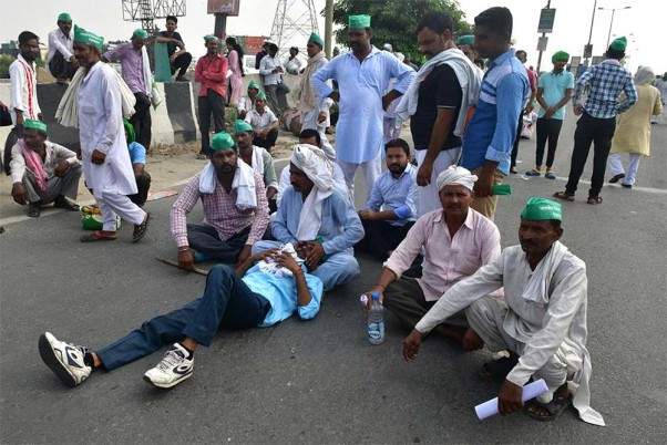 भारतीय किसान संघ के नेतृत्व में गन्ना फसल का बकाया भुगतान, पूर्ण कर्ज माफी एवं अन्य मांगों को लेकर राष्ट्रीय राजमार्ग-24 स्थित गाजीपुर पर विरोध करते यूपी के किसान