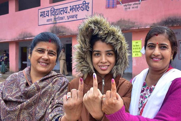 झारखंड विधानसभा चुनाव के चौथे चरण के मतदान के दौरान धनबाद में वोटिंग के बाद मतदाता