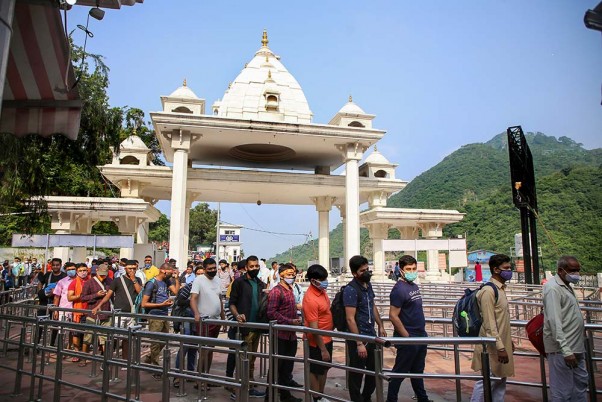 कटरा में माता वैष्णो देवी के दर्शन के लिए मंदिर की ओर बढ़ते तीर्थयात्री