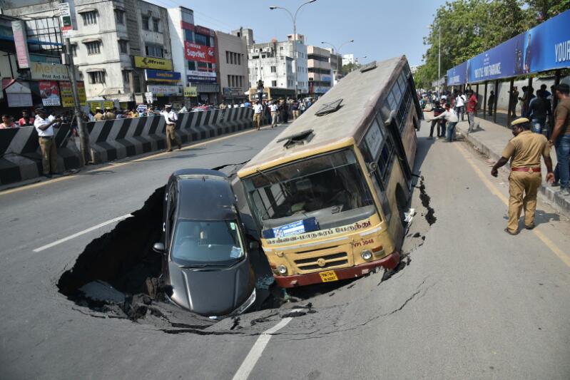 चेन्नई की तस्वीर: सड़क में गड्ढा या गड्ढेे में सड़क