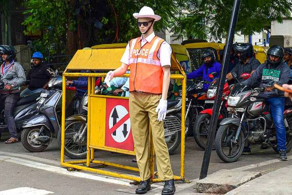 बेंगलुरु में उल्लंघनकर्ताओं पर अंकुश लगाने के लिए सड़क पर ट्रैफिक कर्मियों की तरह तैयार तैनात एक पुतला