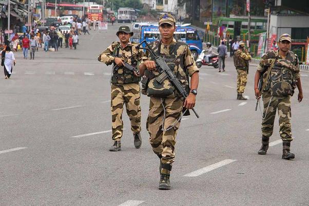 कश्मीर के कई हिस्सों में लगाए गए कर्फ्यू जैसे प्रतिबंध