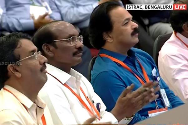 बेंगलूरू में चांद की सतह पर चंद्रयान-2 के विक्रम मॉड्यूल की सॉफ्ट लैंडिंग का लाइव प्रसारण देखते इसरो के अध्यक्ष के. सिवन