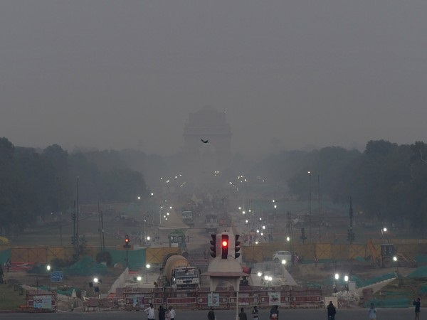 भयंकर प्रदूषण के बीच केजरीवाल घूम रहे हैं दिल्ली से बाहर, कांग्रेस ने कहा- सीएम माफी मांगे और इस्तीफा दें