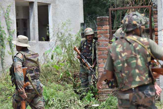 कश्मीर के शोपियां में सुरक्षा बलों के साथ मुठभेड़ में चार आतंकी मारे गए