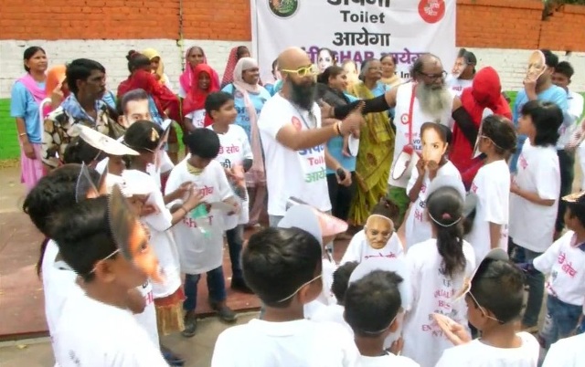 दिल्ली स्थित जंतर-मंतर पर 'अपना टॉयलेट आएगा, मंत्री घर आएगा' नारों के साथ प्रदर्शन करते लोग