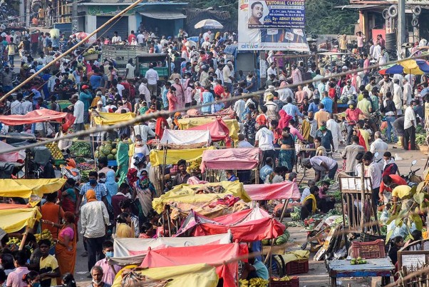 पटना में लॉकडाउन के दौरान सब्जी बाजार में उमड़ी लोगों की भीड़