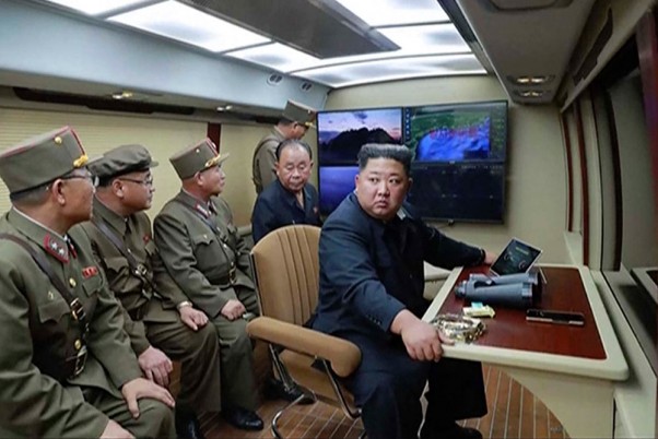 रॉकेट लॉन्च परीक्षण की निगरानी करते उत्तर कोरिया के नेता किम जोंग उन