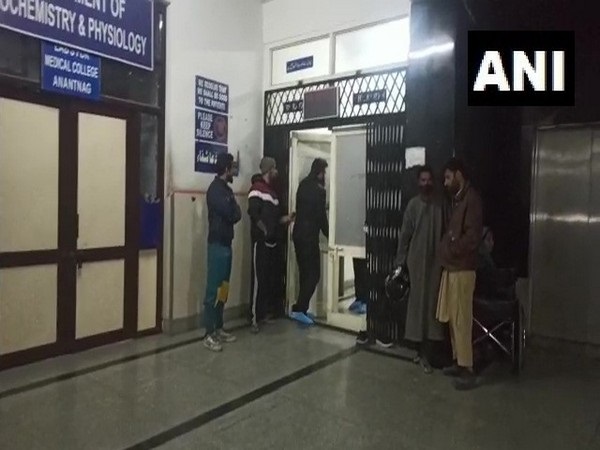 जम्मू-कश्मीरः आतंकियों ने टारगेट किलिंग की घटना को फिर दिया अंजाम, अनंतनाग में स्कूल के दो कर्मचारियों पर चलाई गोली