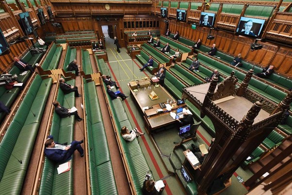 कोरोना वायरस के मद्देनजर ब्रिटेन की संसद में सोशल डिस्टेंसिंग का ध्यान रखते हुए सदन की कार्यवाही में शामिल हुए सदस्य