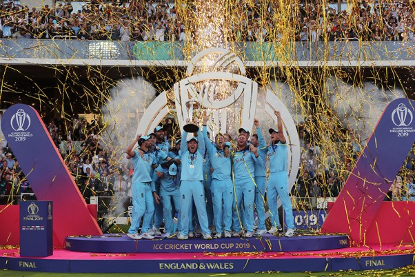 आईसीसी विश्व कप जीतने के बाद ट्रॉफी के साथ इंग्लैंड की टीम