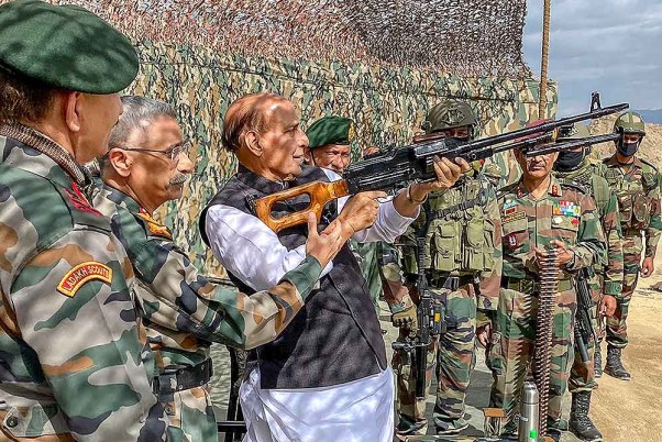 लद्दाख के लेह में स्टैकना में सेना के साथ पैरा ड्रापिंग और अन्य सैन्य अभ्यास में भाग लेते रक्षा मंत्री राजनाथ सिंह