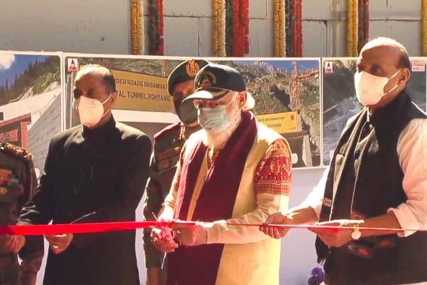हिमाचल प्रदेश: प्रधानमंत्री नरेंद्र मोदी ने किया अटल रोहतांग टनल का उद्घाटन