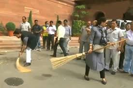 संसद परिसर में झाड़ू लगाने पर ट्रोल हुईं हेमा मालिनी, पहले फसल काटने पर भी हुआ था ऐसा