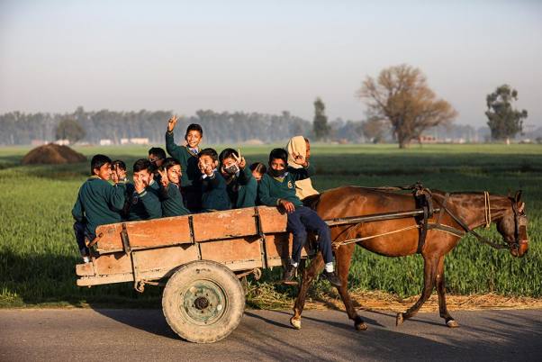 जम्मू में साल भर बाद घोड़ा गाड़ी में बैठकर स्कूल जाने के मजे लेते बच्चे