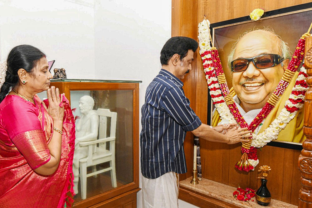 चेन्नई में पोंगल उत्सव के अवसर पर अपने पिता को पुष्पांजलि अर्पित करते तमिलनाडु के सीएम मुख्यमंत्री एमके स्टालिन