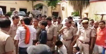 यूपी में फिर भाजपा नेताओं की गुंडागर्दी, आरोपी कार्यकर्ता को थाने से जबरदस्ती छुड़ाया