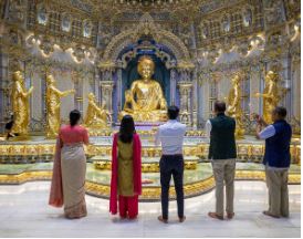 ब्रिटिश प्रधानमंत्री सुनक और उनकी पत्नी अक्षता ने अक्षरधाम मंदिर में पूजा-अर्चना की