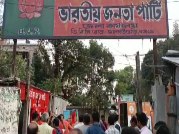 माफ करो नहीं लड़ेंगे चुनाव, दफ्तर में तोड़-फोड़, रैली में भीड़ नहीं, बंगाल भाजपा में क्या रहा है चल