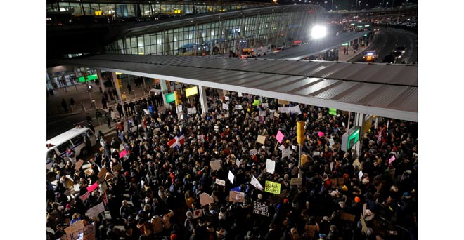 ट्रंप के आदेश से न्यूयार्क हवाईअड्डे पर अफरातफरी, अदालत से मिली राहत