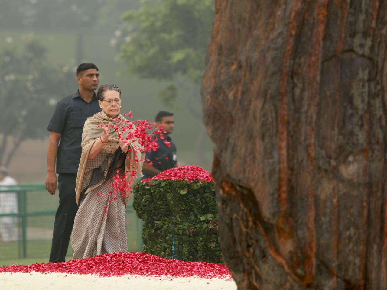 दिल्ली के शक्ति स्थल पर पूर्व प्रधानमंत्री इंदिरा गांधी की पुण्यतिथि पर  श्रद्धांजलि देती कांग्रेस की अंतरिम अध्यक्ष सोनिया गांधी