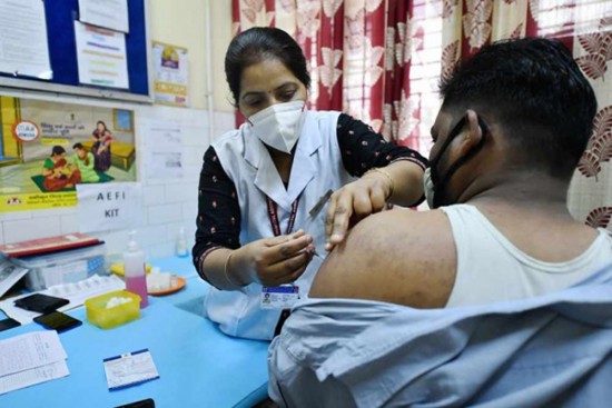 हिमाचल प्रदेश में कोविड 'कवच' अव्वल, 75% योग्य आबादी को लग चुकी है वैक्सीन की पहली खुराक