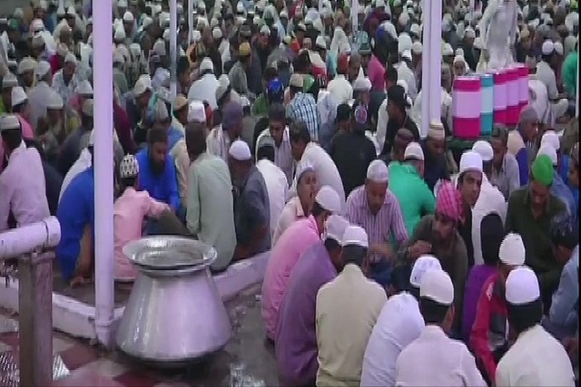 गुजरात: सूरत में दरगाह हज़रत ख्वाजा दाना में इफ्तार में हिस्सा लेते विभिन्न धर्मों के लोग