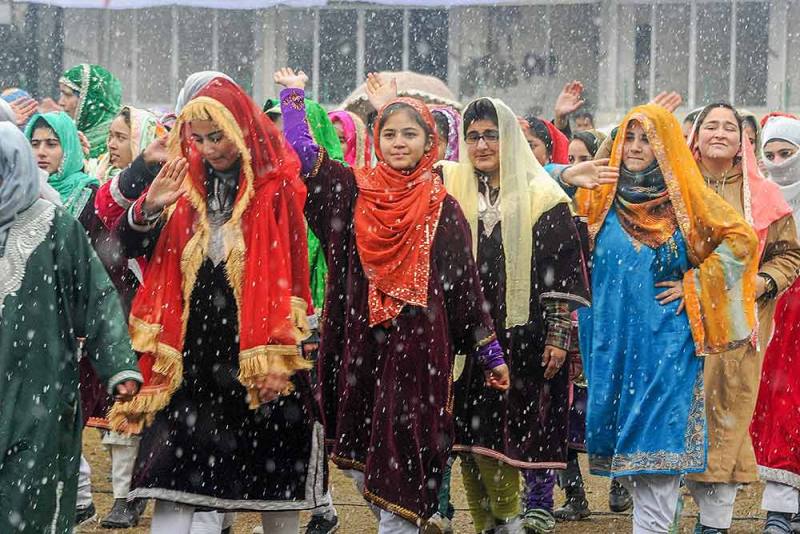 हल्की बर्फबारी के बीच शेर-ए-कश्मीर क्रिकेट स्टेडियम में गणतंत्र दिवस के लिए फुल ड्रेस रिहर्सल करतीं कॉलेज छात्राएं