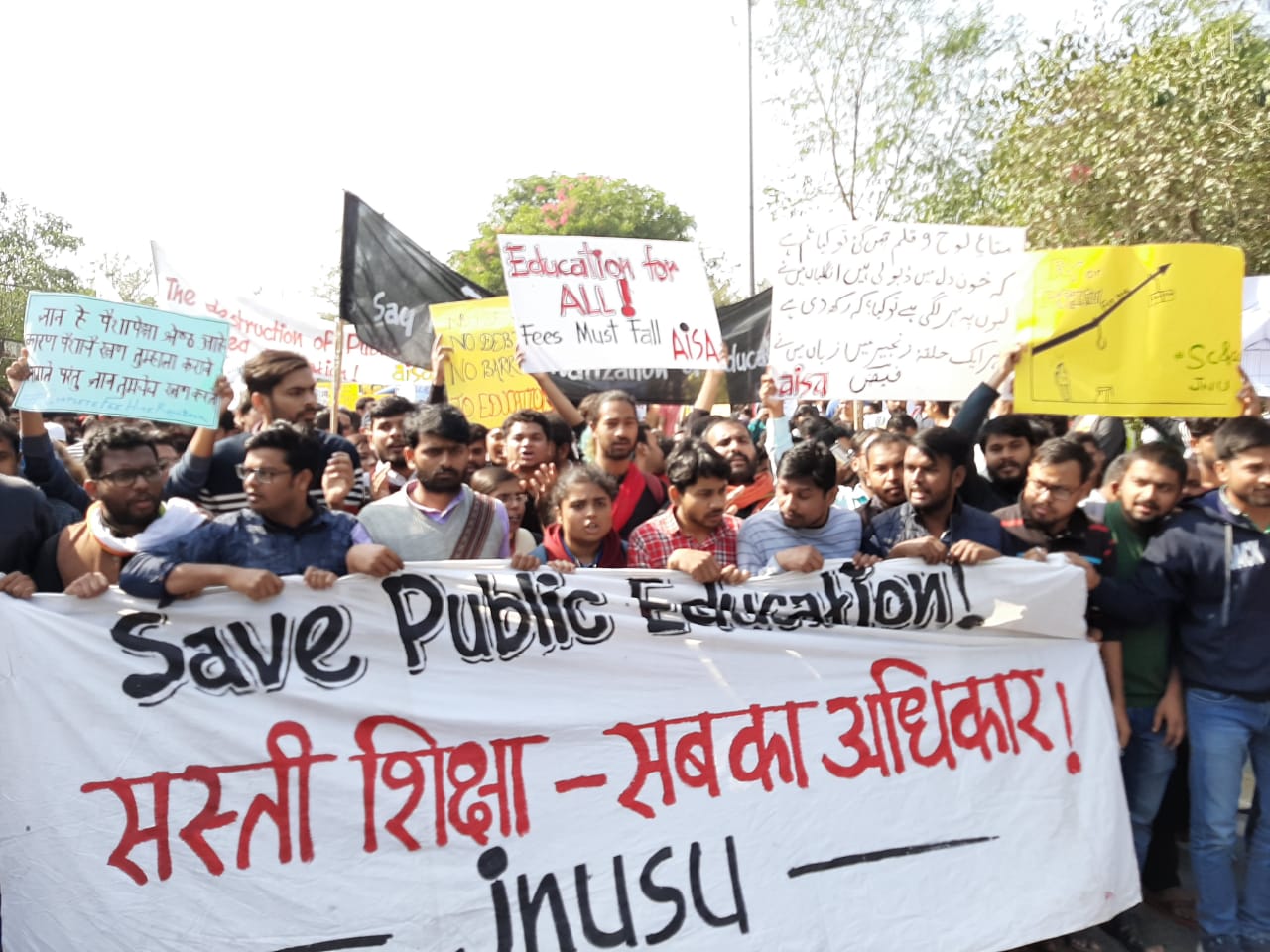 दिल्ली पुलिस ने दर्ज की दूसरी एफआईआर, जेएनयू छात्रों ने कहा- फीस वापसी तक जारी रहेगा प्रदर्शन