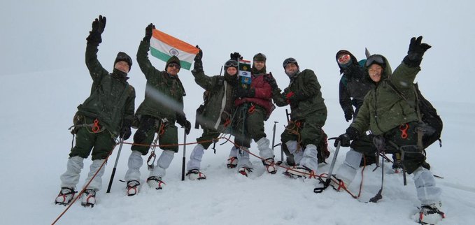 उत्तरी सिक्किम में माउंट कांगचेंग्यो (6,889 मीटर) पर सफलतापूर्वक चढ़ाई करने के बाद खुशी जाहिर करते पर्वतारोही दिग्विजय सिंह और उनकी टीम