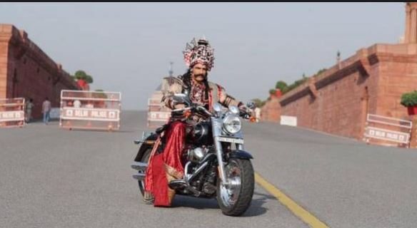 बिना हेलमेट बाइक चलाना ‘रावण’ को पड़ा महंगा, दिल्ली पुलिस ने लगाया जुर्माना